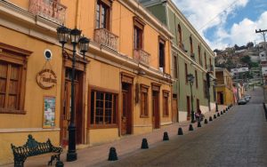 La Serena arranca la rehabilitación de antiguas bancas con azulejos de Talavera